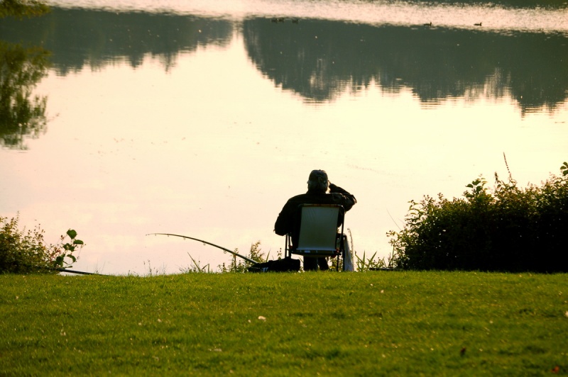 File:Angler am Teich.jpg