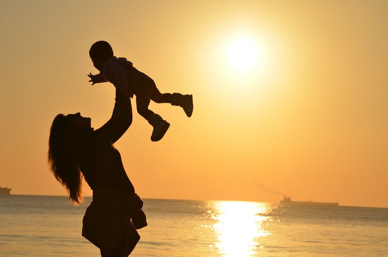 File:Mother-daughter-sunset-51953.jpeg