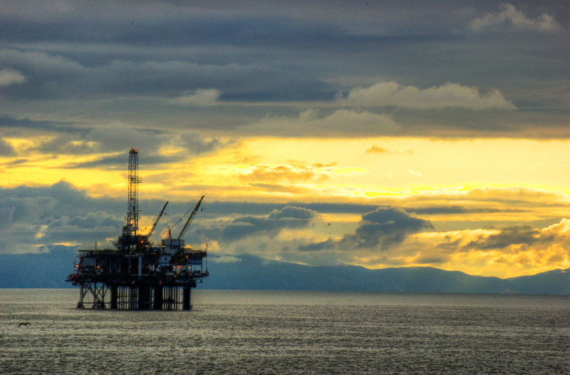 File:Oil rig near Surfside, CA.jpg