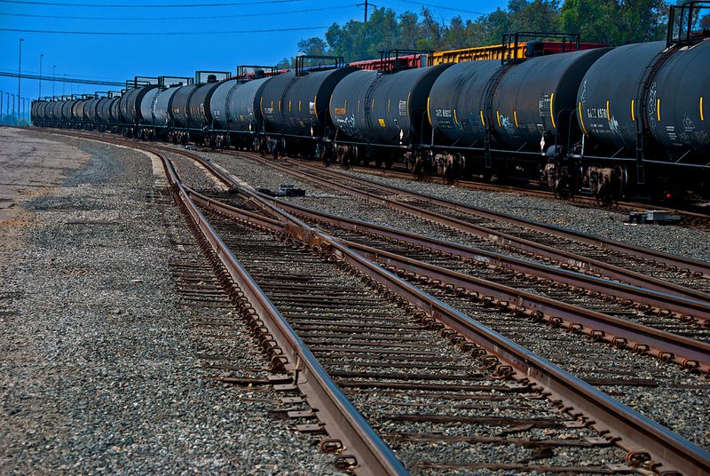 File:Oil train in California.jpg