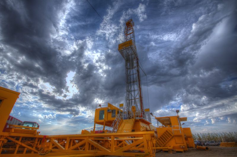 File:Eagle 7 oil derrick.jpg
