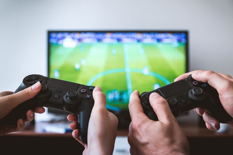 File:Two people playing videogame.jpeg