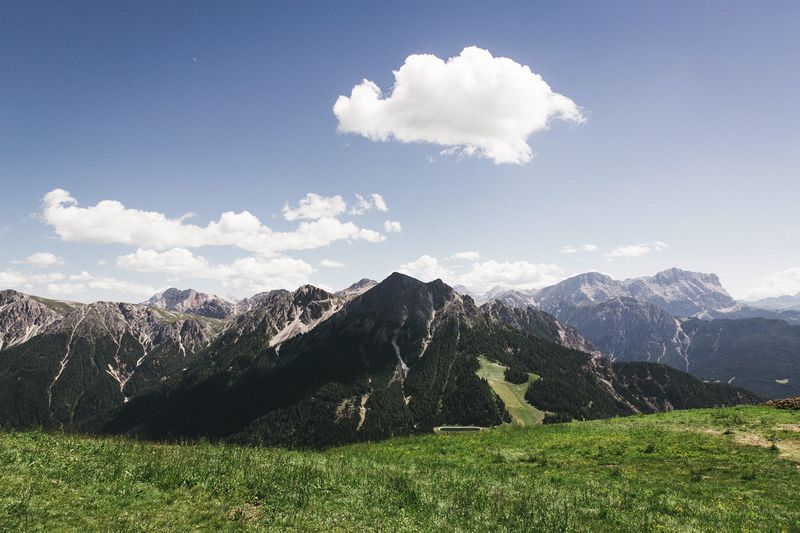 File:Mountains under a clear sky.jpeg