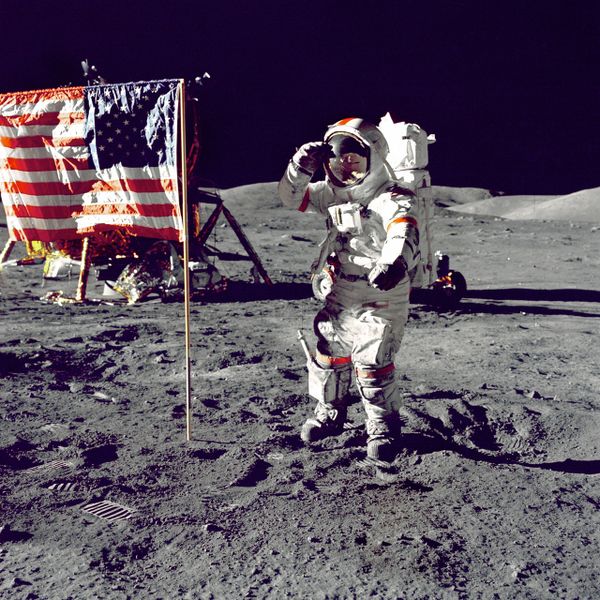 File:Astronaut-moon-flag-moon lander.jpeg
