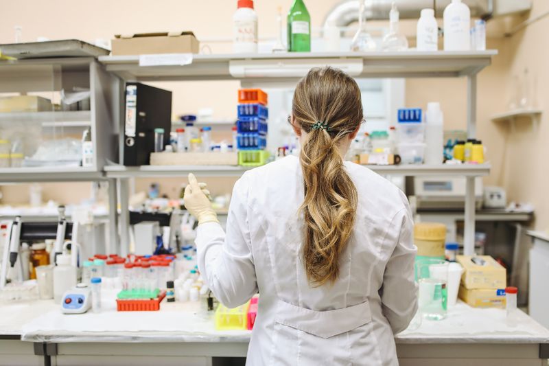 File:Doctor-in-laboratory.jpg