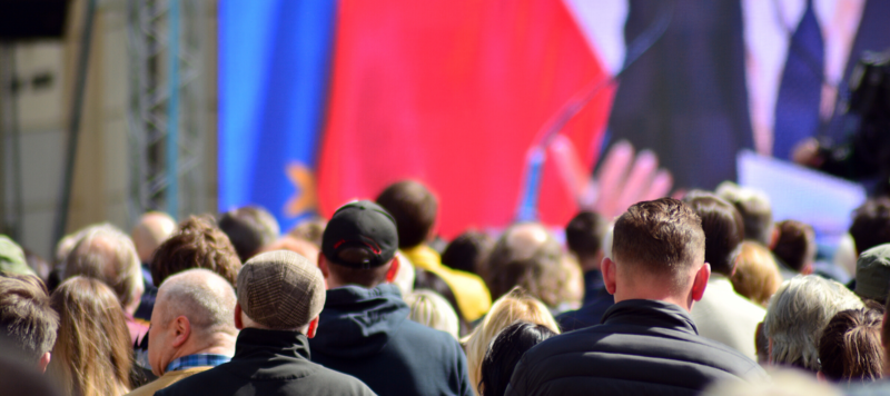 File:Crowd at political gathering.png